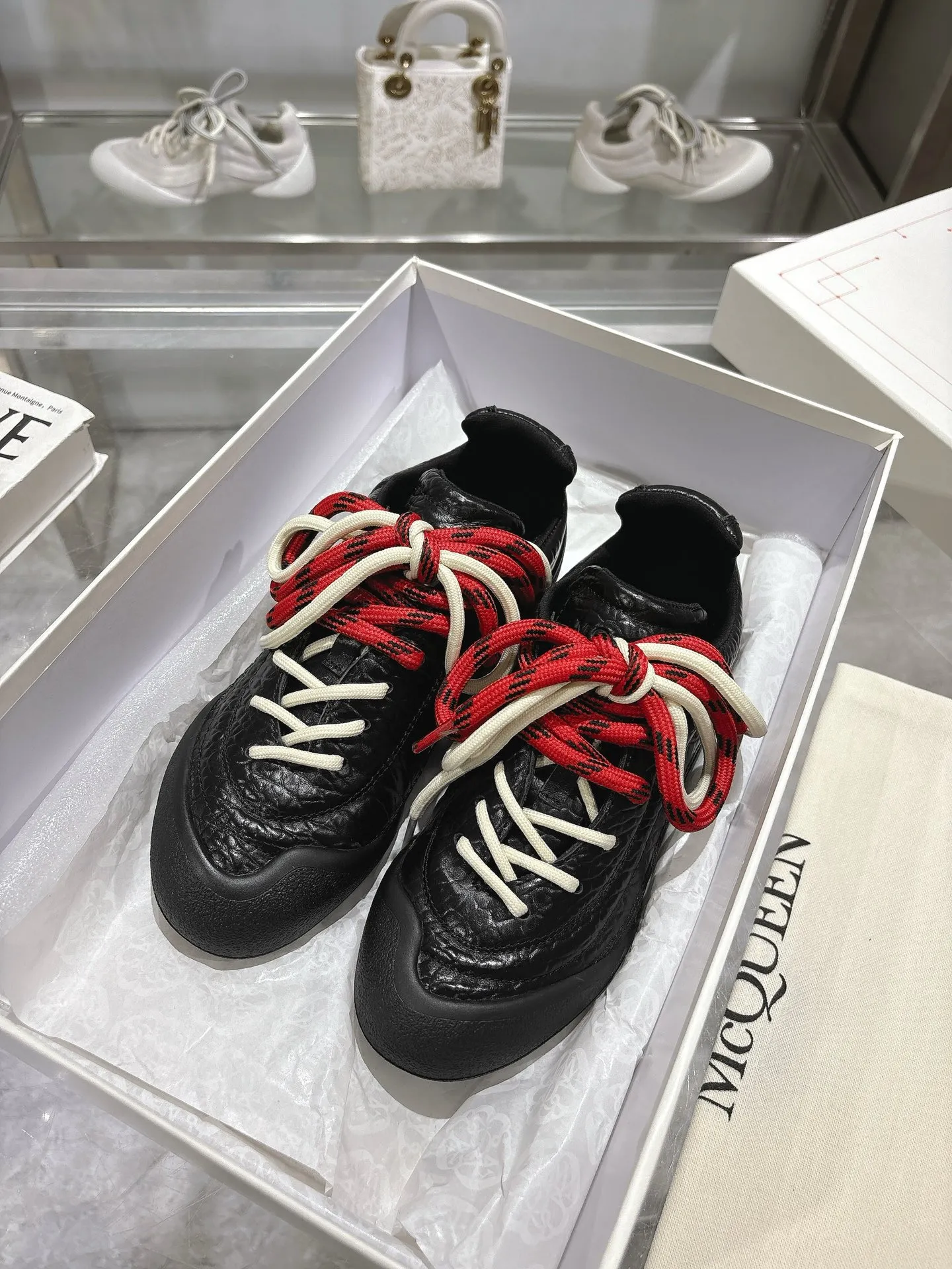 p580💰Couple model 𝐀𝐥𝐞𝐱𝐚𝐧𝐝𝐞𝐫 𝐌𝐜𝐐𝐮𝐞𝐞𝐧#/Alexander McQueen’s latest Flexion series, retro, casual, sneakers, original purchase, development, production, this Flexion Off Low-top sneakers in white grained leather with varying sized laces and an anatomically inspired lightweight segmented sole. The reverse skull pattern is embossed on the heel. Fabric: Original customized imported first-layer cowhide. Lining: Customized imported breathable mesh lining. Sole: Original open-molded non-slip TPU material. Bottom thickness: 2CM. Size: #Female size 35-40 (40 customized, non-refundable) #Men’s code 39-45 (45 customized, non-refundable)